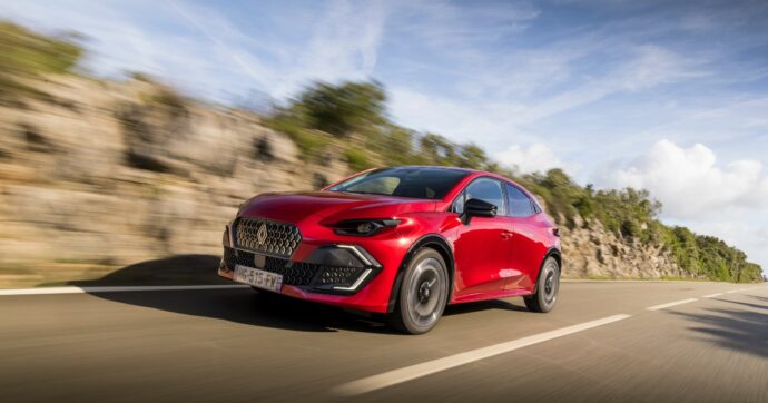 Al volante della nuova Clio. Equilibrio riuscito tra efficienza, agilità e piacere