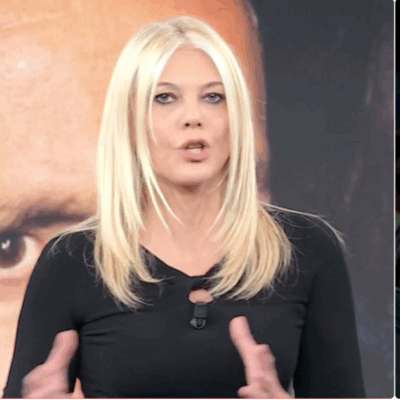 Copertina di “Fanno lo scaricabarile, che vergogna”: lo sdegno di Eleonora Daniele a Jacques e Jessica Moretti per le frasi sulla cameriera morta nel rogo di Crans-Montana