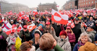 Copertina di Proteste danesi e canti inuit Gli Usa replicano con i dazi