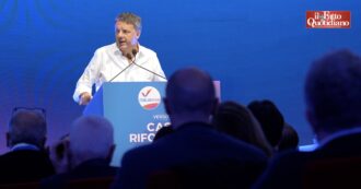 Copertina di Iran, Renzi contro Renzi: prima critica chi organizza le manifestazioni “per posizionamento di politica interna”. E 30 secondi dopo lancia la sua