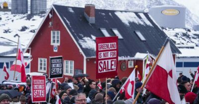 Copertina di Groenlandia, alta tensione tra Usa e Europa. "L'Ue valuta controdazi da 93 miliardi". Meloni sente Trump: "Va evitata l'escalation"