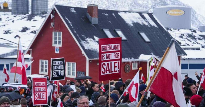 Copertina di Groenlandia, alta tensione tra Usa ed Europa. "L'Ue valuta controdazi da 93 miliardi". Meloni sente Trump: "Va evitata l'escalation"