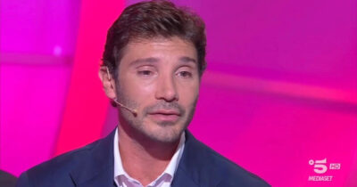 Copertina di “Mi sono scelto questo mestiere per evitare la profondità. Non la riesco a gestire”: Stefano De Martino si commuove a “C’è posta per te” per la storia di Francesco e Chiara, orfani di padre e con la mamma malata