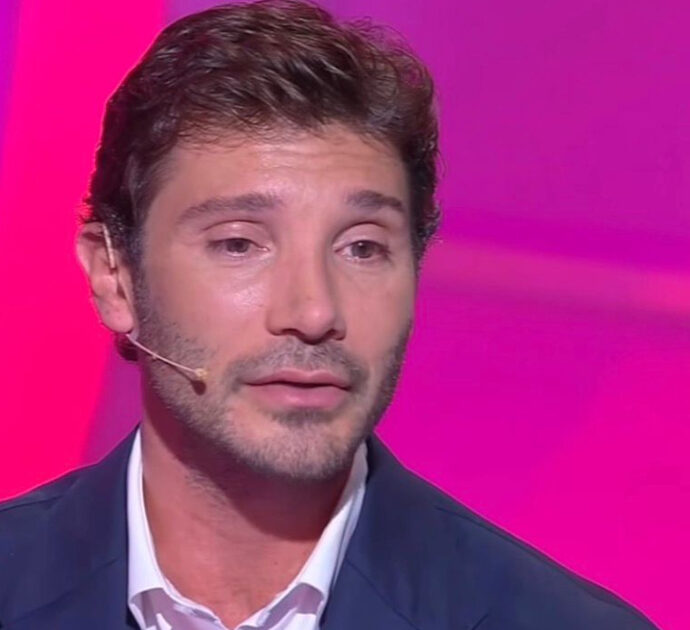 “Mi sono scelto questo mestiere per evitare la profondità. Non la riesco a gestire”: Stefano De Martino si commuove a “C’è posta per te” per la storia di Francesco e Chiara, orfani di padre e con la mamma malata