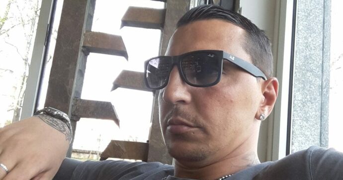 Perde una mano a Capodanno per l’esplosione di un petardo artigianale: muore dopo 18 giorni a Vercelli