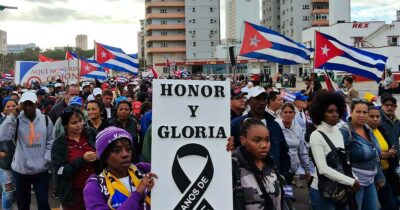 Copertina di Cuba, l’omaggio dell’Avana ai 32 militari uccisi nel raid Usa in Venezuela: decine di migliaia in marcia sul lungomare