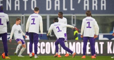 Copertina di Bologna-Fiorentina, l’omaggio a Rocco Commisso. De Gea: “Come se fosse qui con noi”