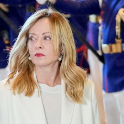 Copertina di Dazi, Meloni telefona a Donald Trump: Errore, no all’escalation