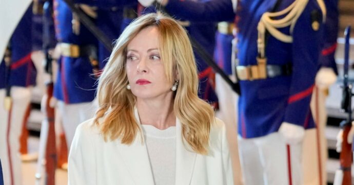 Copertina di Dazi, Meloni telefona a Donald Trump: Errore, no all’escalation