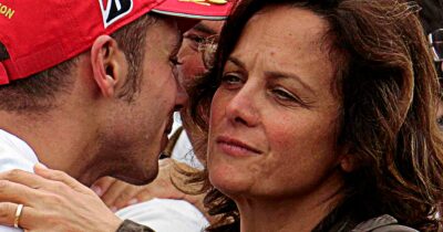 Copertina di “Una storia molto brutta, mio figlio ha fatto di tutto per riallacciare i rapporti con Graziano”: parla la mamma di Valentino Rossi