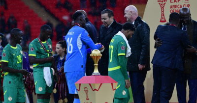 Copertina di Coppa d’Africa, Infantino prima premia il Senegal e poi lo attacca: “Assistito a scene inaccettabili”. Il teatrino delle scuse dopo la farsa