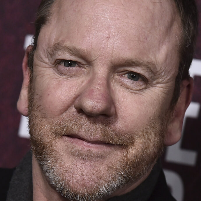 “Kiefer Sutherland ha preso a pugni e ha tentato di strangolare l’autista Uber. I testimoni dicono che era sotto effetto di stupefacenti”: le nuove rivelazioni