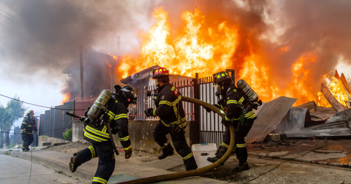 Incendi, il Cile dichiara stato di calamità naturale: 50mila evacuati e almeno 19 morti. Gli Usa: “Aiuti in arrivo”