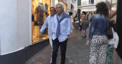 Copertina di Valentino Garavani morto, le immagini delle passeggiate nella “sua” Capri con Giancarlo Giammetti