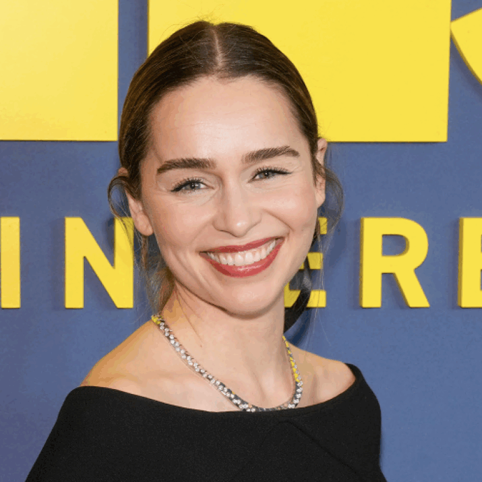 “Mi sono rotta una costola girando una scena di sesso con tre uomini. La cosa più imbarazzante? Raccontarlo al medico”: Emilia Clarke svela l’incidente sul set
