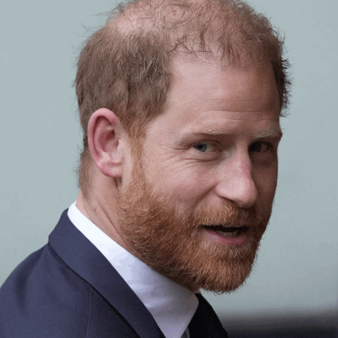 Il Principe Harry torna “a casa” per la causa contro il Daily Mail: “Hanno avuto informazioni sulla mia vita privata con metodi illegali”. Nessun appuntamento con Re Carlo