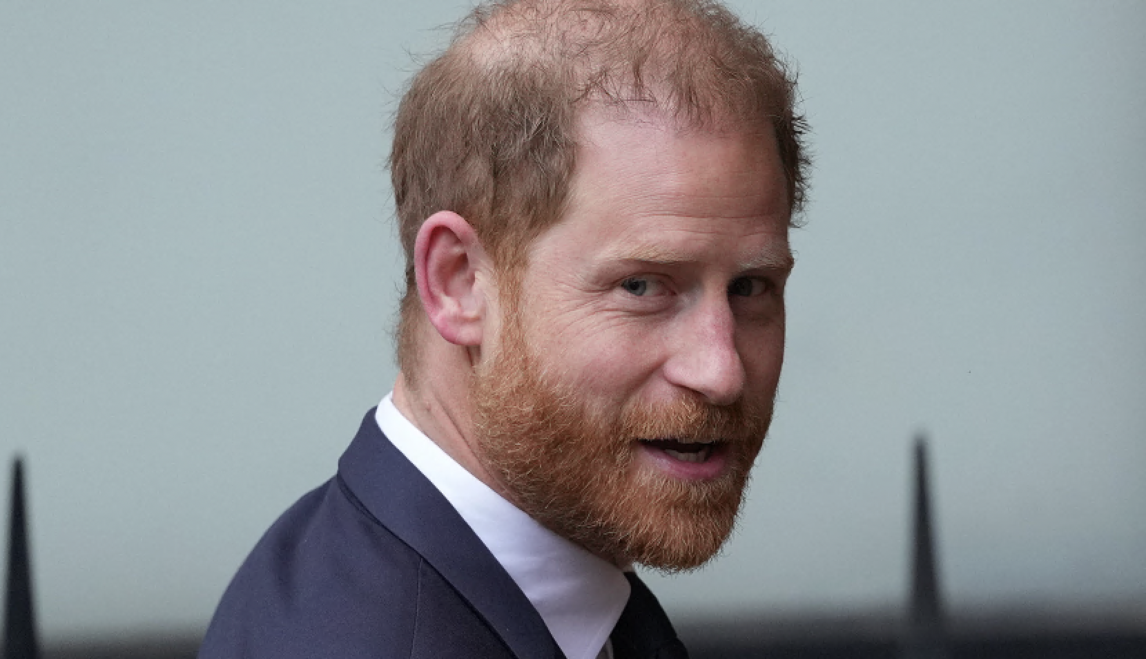 Il Principe Harry torna “a casa” per la causa contro il Daily Mail: “Hanno avuto informazioni sulla mia vita privata con metodi illegali”. Nessun appuntamento con Re Carlo