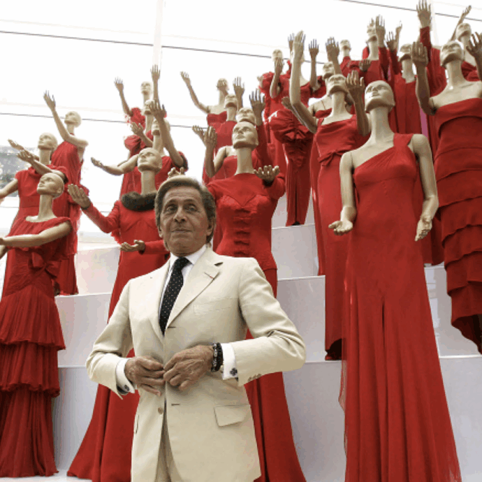 La storia del rosso Valentino: così è nato il colore che ha cambiato per sempre la moda