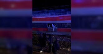 Copertina di Treno deragliato in Spagna, le prime immagini del disastro: i passeggeri cercano di uscire dai vagoni
