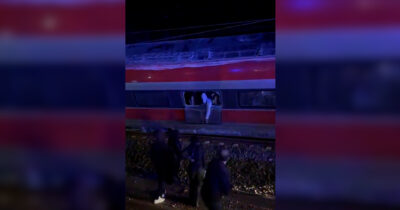 Copertina di Treno deragliato in Spagna, le prime immagini del disastro: i passeggeri cercano di uscire dai vagoni