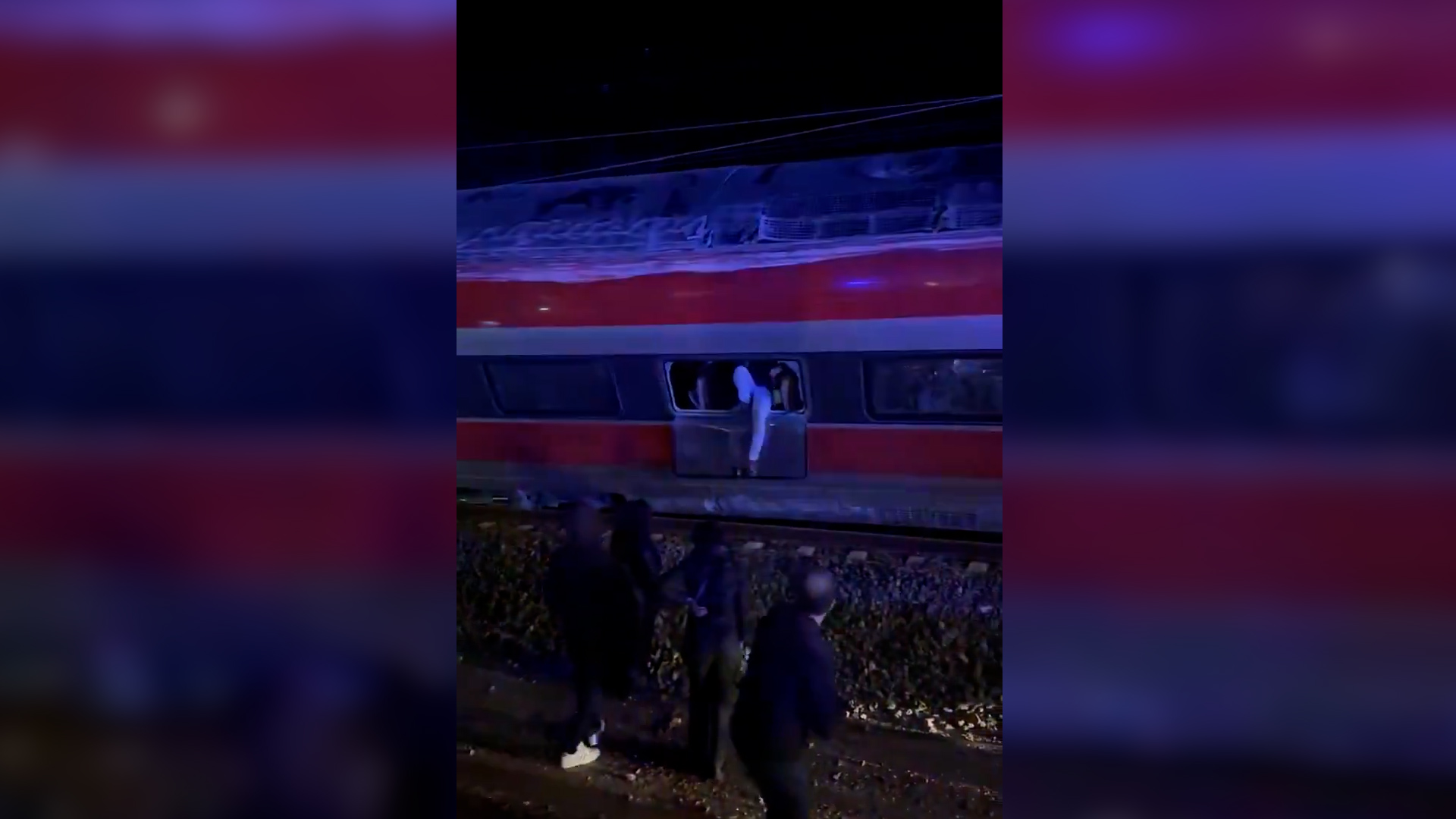 Treno deragliato in Spagna, le prime immagini del disastro: i passeggeri cercano di uscire dai vagoni