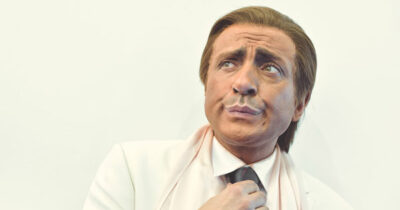 Copertina di “Valentino è stato la svolta della mia carriera, gli devo tutto. Riconosceva la somiglianza, un’attrice crede ancora oggi che fossi quello ‘vero'” : il ricordo dello storico imitatore Dario Ballantini