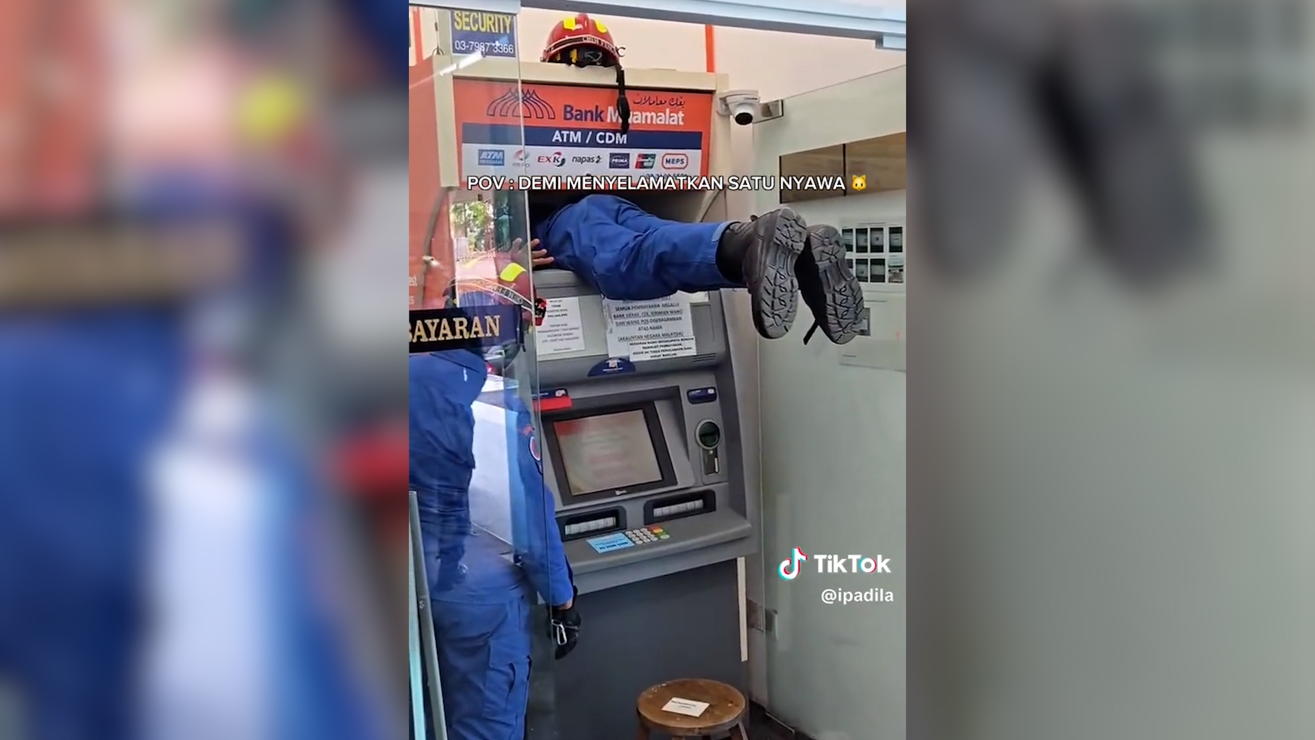 Gatto resta incastrato in uno sportello bancomat: così i soccorsi riescono a tirarlo fuori – Video
