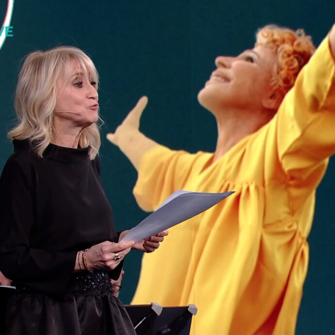 “Se lassù fai fatica a dormire chiedi, qualcuno che sa rollare lo trovi”: Luciana Littizzetto dedica l’ironica (e dolce) letterina a Ornella Vanoni