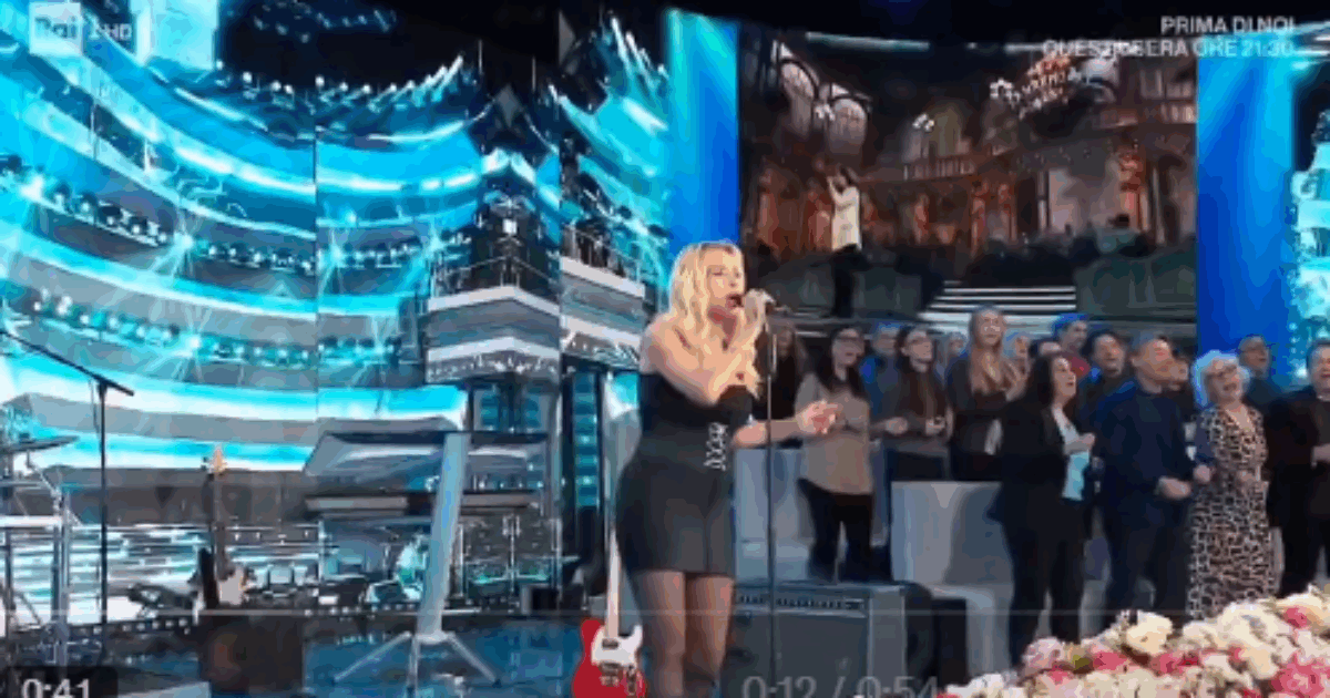 “Sei imbarazzante, non puoi cantare Laura Pausini”, “Basta Teo, Basta”: lo scontro a Domenica In tra Valeria Marini e Mammucari