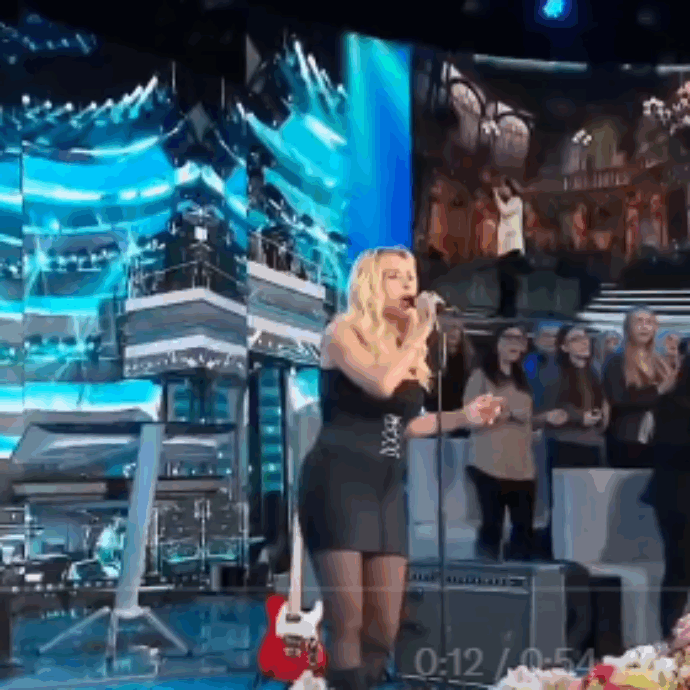 “Sei imbarazzante, non puoi cantare Laura Pausini”, “Basta Teo, Basta”: lo scontro a Domenica In tra Valeria Marini e Mammucari