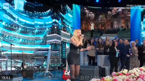 “Sei imbarazzante, non puoi cantare Laura Pausini”, “Basta Teo, Basta”: lo scontro a Domenica In tra Valeria Marini e Mammucari