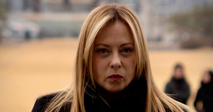 Meloni tra Europa e Stati Uniti: imbarazzo per i dazi di Trump e Putin