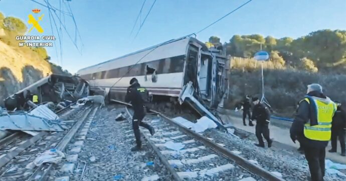 Disastro in Spagna, 40 morti e 43 feriti. L’ipotesi: “Ha ceduto un giunto tra i binari”