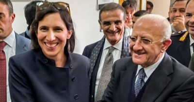 Copertina di Pezzi dem e  5Stelle contro De Luca bis: Schlein non sceglie