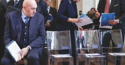 Copertina di “C’è instabilità internazionale”: al ministero della Difesa 24 collaboratori in più e indennità più alte