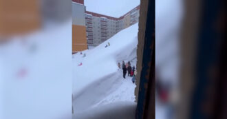 Copertina di Inverno estremo in Kamchatka: cumoli di neve alti anche tre metri seppelliscono intere città – Video