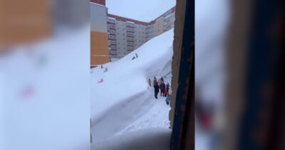 Copertina di Inverno estremo in Kamchatka: cumoli di neve alti anche tre metri seppelliscono intere città – Video
