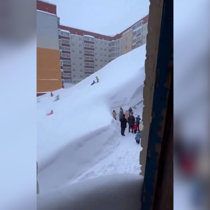 Inverno estremo in Kamchatka: cumoli di neve alti anche tre metri seppelliscono intere città – Video