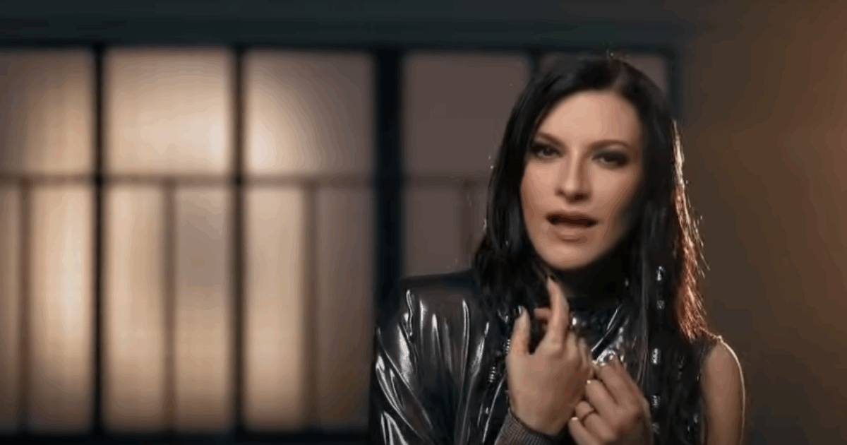 Laura Pausini attaccata sui social per la cover di Due Vite: ecco perché i ‘fandom’ possono diventare (molto) aggressivi