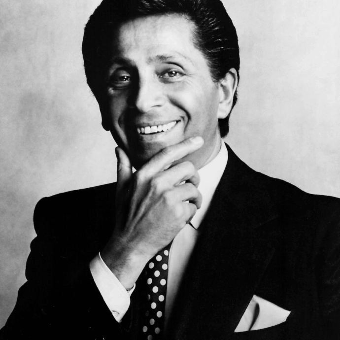 È morto Valentino Garavani, lo stilista aveva 93 anni. L’annuncio: “Si è spento nella serenità della sua residenza romana, venerdì i funerali”