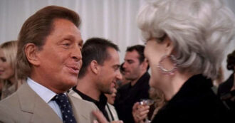 Valentino Garavani e il legame col mondo del cinema: dal completo après-ski di Audrey Hepburn, all’abito da Oscar di Sophia Loren e fino al suo cameo ne Il Diavolo Veste Prada