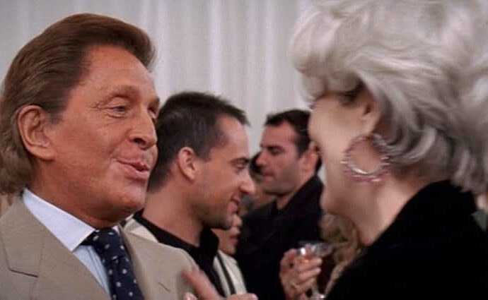 Valentino Garavani e il legame col mondo del cinema: dal completo après-ski di Audrey Hepburn, all’abito da Oscar di Sophia Loren e fino al suo cameo ne Il Diavolo Veste Prada