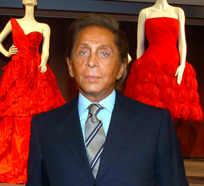 È morto Valentino Garavani, addio all’ultimo imperatore della moda. Da Liz Taylor a Jackie Kennedy, la storia dello stilista che vestì dive e principesse