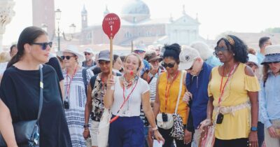 Copertina di Guide turistiche, al 1° bando (dopo 13 anni)  passano 230 su 30 mila. Mit: “Colpa loro”