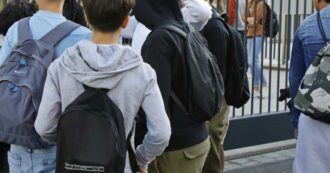 Copertina di Violenza a scuola, Modena propone gli “school tutor” all’ingresso: “Intervenire senza militarizzare”