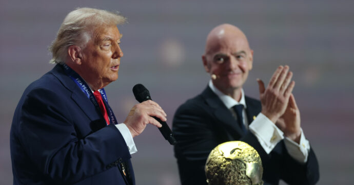Il premio Fifa per la pace dato a Trump: “Dietro Infantino, alcuni funzionari in imbarazzo”. I timori per i Mondiali di giugno