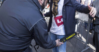 Copertina di Scuola, verso una circolare di Valditara per l’uso di metal detector portatili su richiesta dei presidi