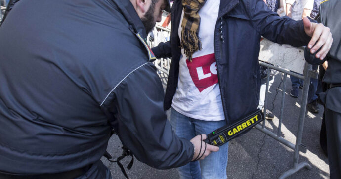 Scuola, verso una circolare di Valditara per l’uso di metal detector portatili su richiesta dei presidi
