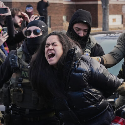 Copertina di “L’Ice peggio del Covid”. Persone barricate in casa tra spesa a domicilio record e rinuncia alle cure mediche