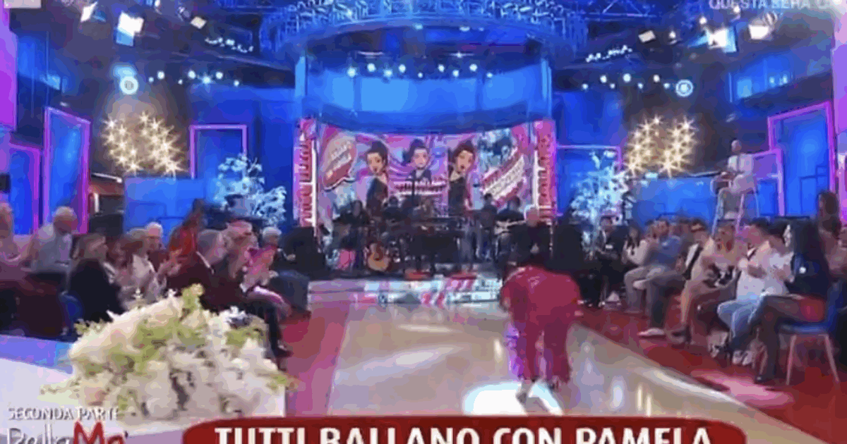 “Ti sei fatta male? Dimmi la verità, ti do una mano. Vieni a sederti con me…”: Pamela Petrarolo entra in studio a BellaMa’ e cade rovinosamente – VIDEO